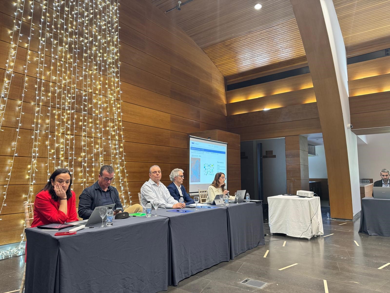 foto foro CPI Leticia Fuertes Giné, profesora de Derecho Administrativo en la Universidad de Zaragoza y miembro de la Cátedra IACS de CPI en Salud, exponiendo en la mesa “Más que un mercado: La experiencia de la compra pública estratégica y cómo impulsarla”. También forman parte de la mesa, de izquierda a derecha, Isabel Gállego (UCLM), Alberto Gil (Gobierno de Aragón), Rafael Fernández Acevedo (UVigo), y José Pernas (UDC).